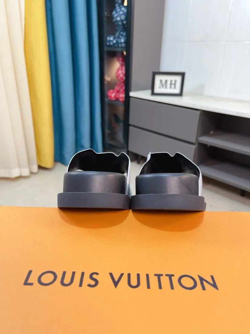 Men's shoes💰300🌹🌹【LV】Multi-color new men's slippers, original top quality version, original special cowhide cross pattern➕sheepskin inside and side, non-slip combined sole, more stable walking, more comfortable and lightweight, high-end and generous, size: 38~44